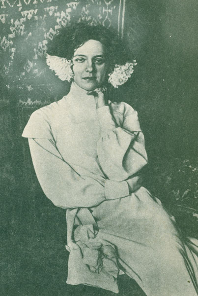 Зинаида Гиппиус дома в своем кабинете, 1903 год