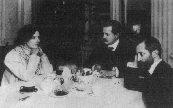 З. Н. Гиппиус, Д. В. Философов и Д. С. Мережковский. Фотография К. К. Буллы. Петербург. Начало 1900-х гг.